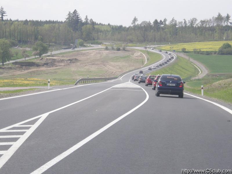 pohled na kolonu zvrchu,bohuel dal auta jsou jet za nmi