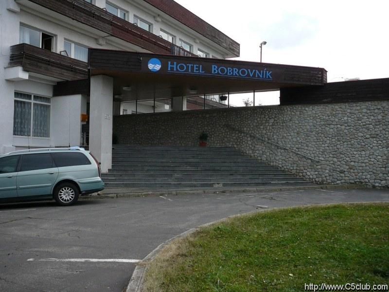 stvrtok pred hotelom