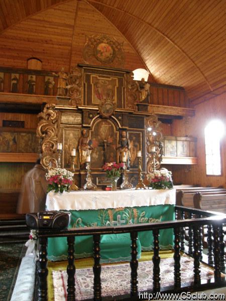 dřevěný oltář