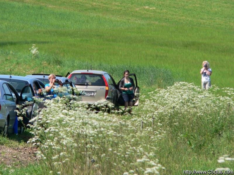 Lenka vystupuje s auta 