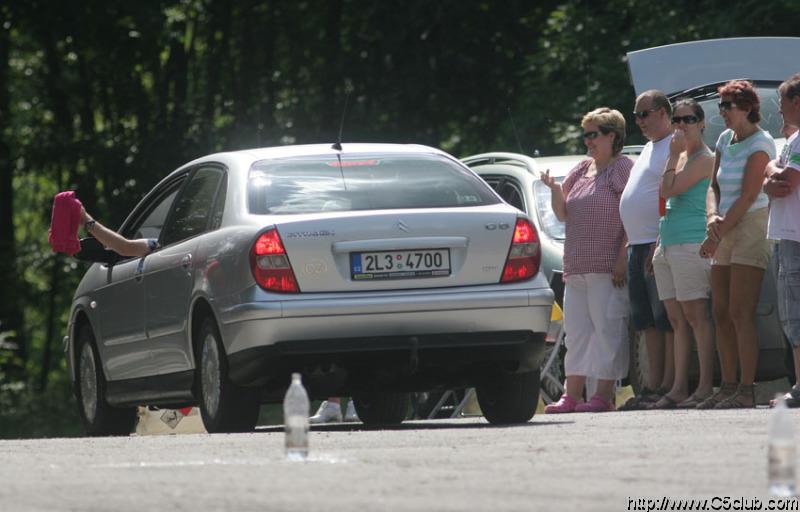 vemte si ten hadr, pardon mikinu