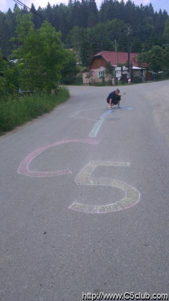 Este par foto z priprav - dcerenka najprv nakreslila obchvat, lebo doprava je dolava :D