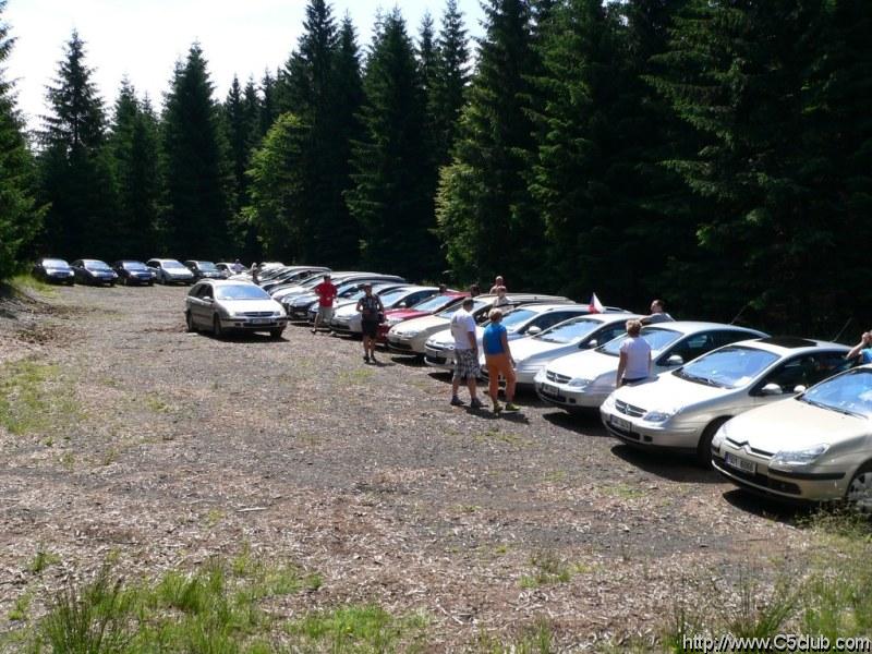 parkovanie v lese a priprava na spolocnu fotku