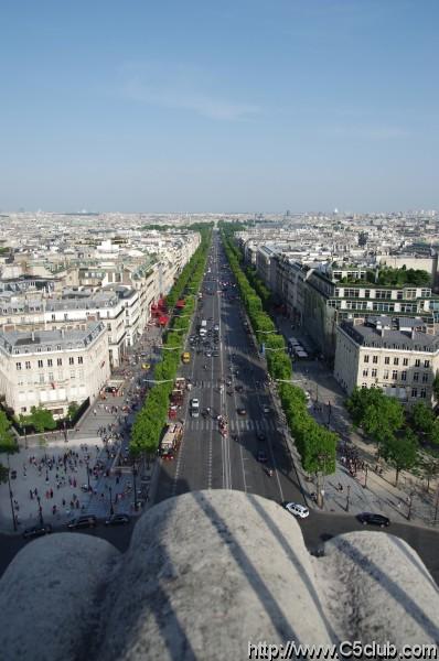 Víťazný oblúk, ulica Champs-Élysées